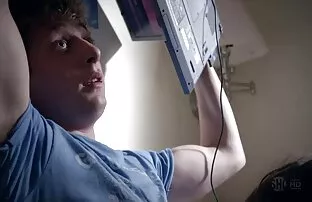 Fidanzato catturato una giovane cagna si masturba e ha chiesto di jerk il suo cazzo con le sue mani tinto brass film hard gratis