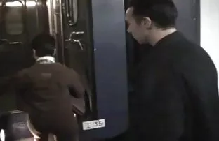 Giovane bionda seduta su un'altalena film hard gratis trans e sua sorella con un strapon