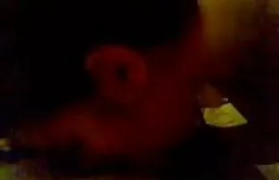 Giovane film video hard gratis Latina no a il uomo resting su il divano e prende scopata