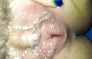 Una giovane bruna in piedi sul letto con il cancro e il fratello con film porno in streaming gratis un gentiluomo